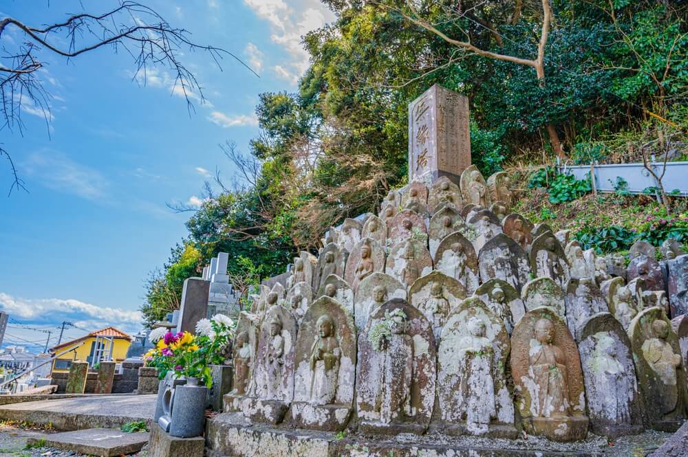 無縁仏とは供養されない放置されたお墓